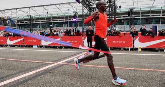 Kipchoge impone un nuevo record en maratón y queda a pocos segundos de bajar las dos horas