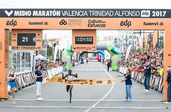 RECORD DEL MUNDO DE MEDIA MARATON DE JOYCELINE JEPKOSGEI EN VALENCIA