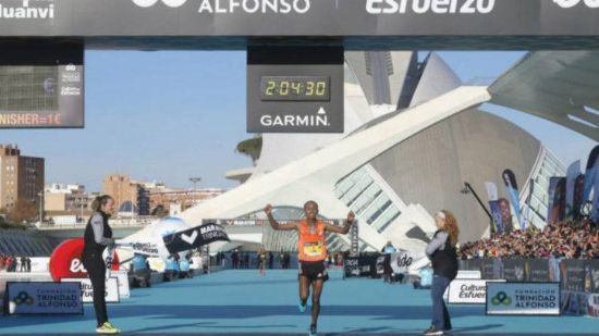 URRUTIA: MEJOR MARCA NACIONAL DEL AÑO EN MARATON