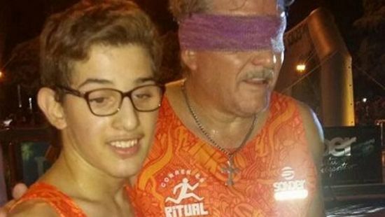 Corrió con ojos tapados junto a un hijo con disminución visual