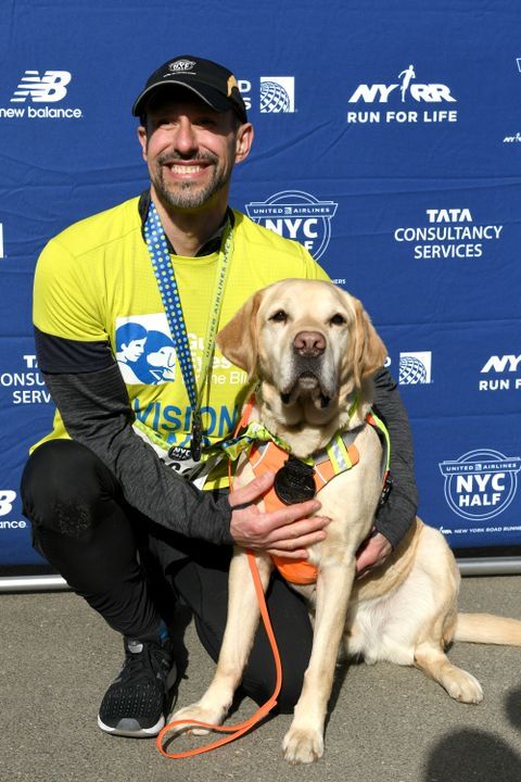 Corredor ciego y sus perros hacen historia en la media maratón de Nueva York