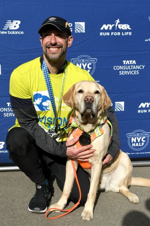 Corredor ciego y sus perros hacen historia en la media maratn de Nueva York