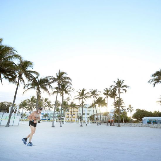 Robert The Raven Kraft, el nico runner con permiso para correr por las playas de Miami